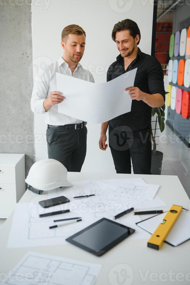 engenheiros estão ajudando a projetar o trabalho em plantas e colaborar na análise estrutural dos tipos de projeto. foto