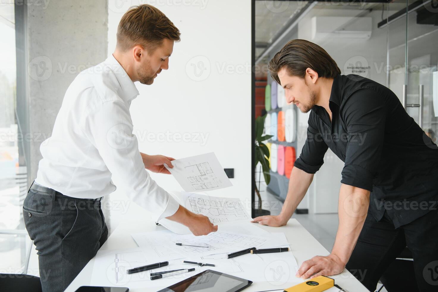 equipe do arquitetos pessoas dentro grupo em construção local Verifica documentos e o negócio fluxo de trabalho foto