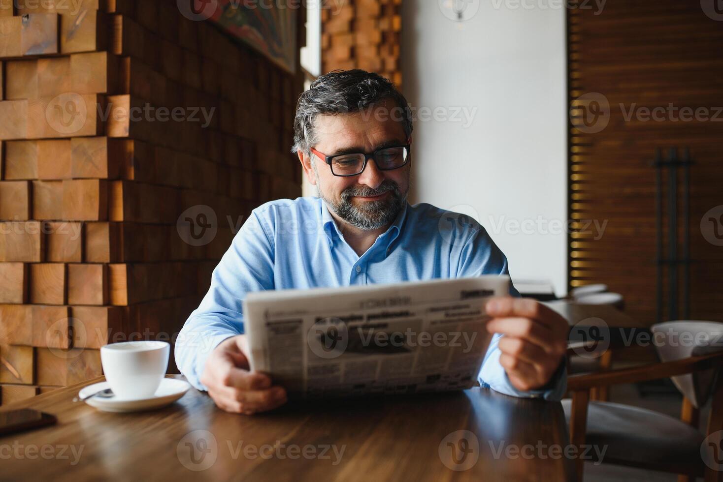 café pausa. homem bebendo café e lendo jornal dentro cafeteria Barra foto