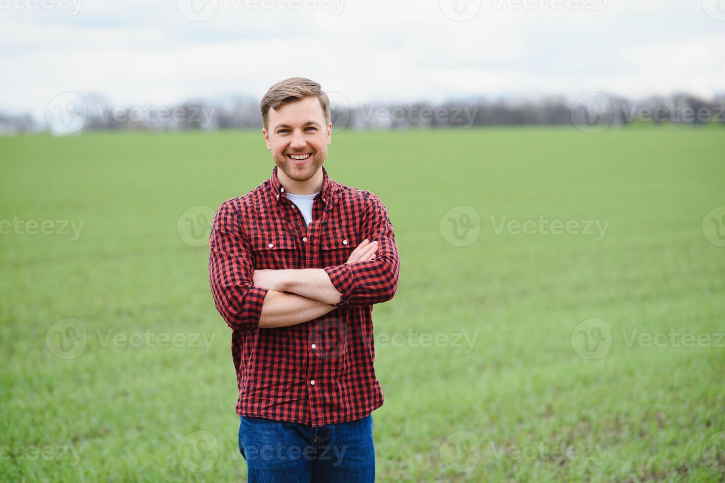 retrato do agricultor em pé dentro trigo campo. foto