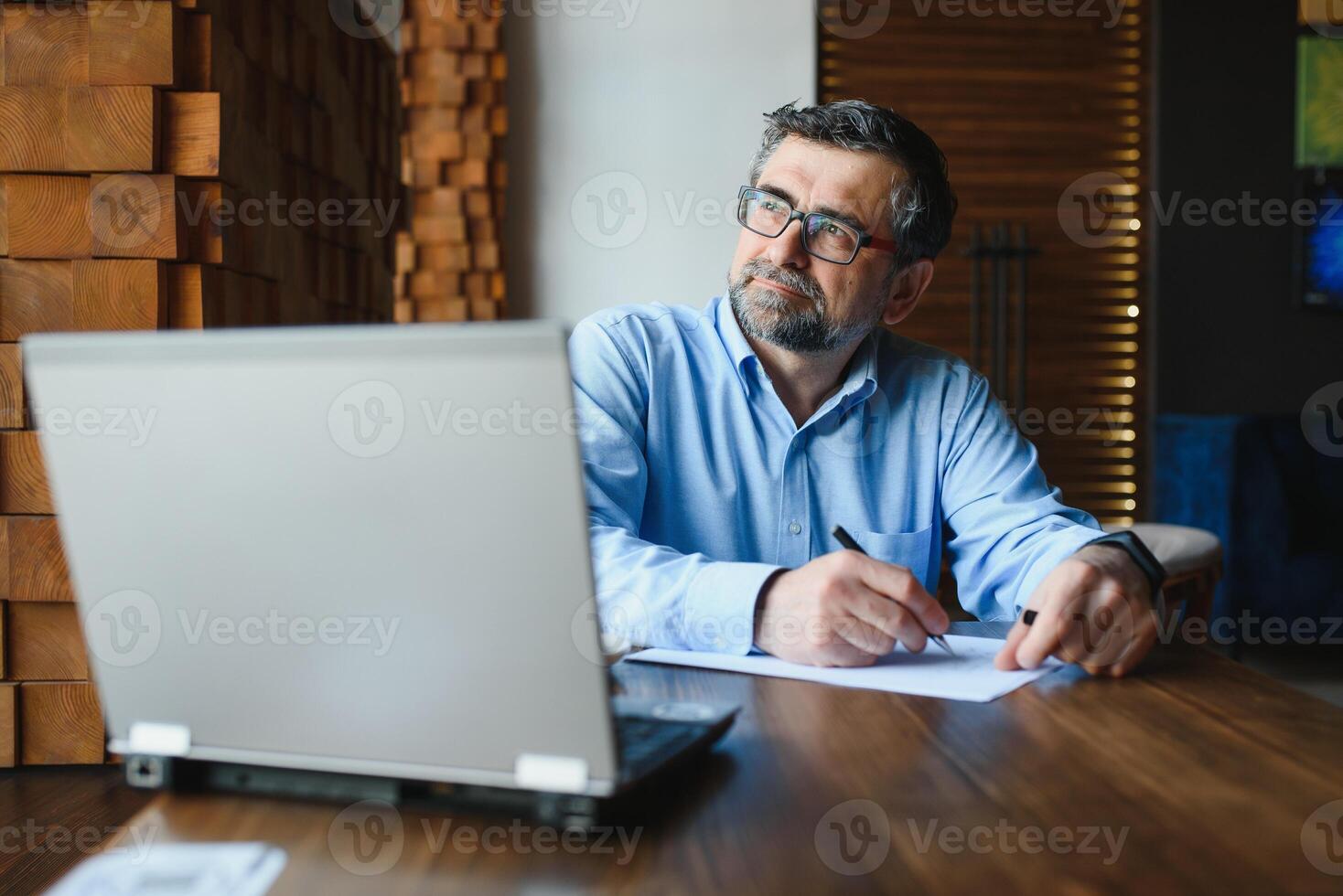 homem usando computador portátil dentro cafeteria Barra foto