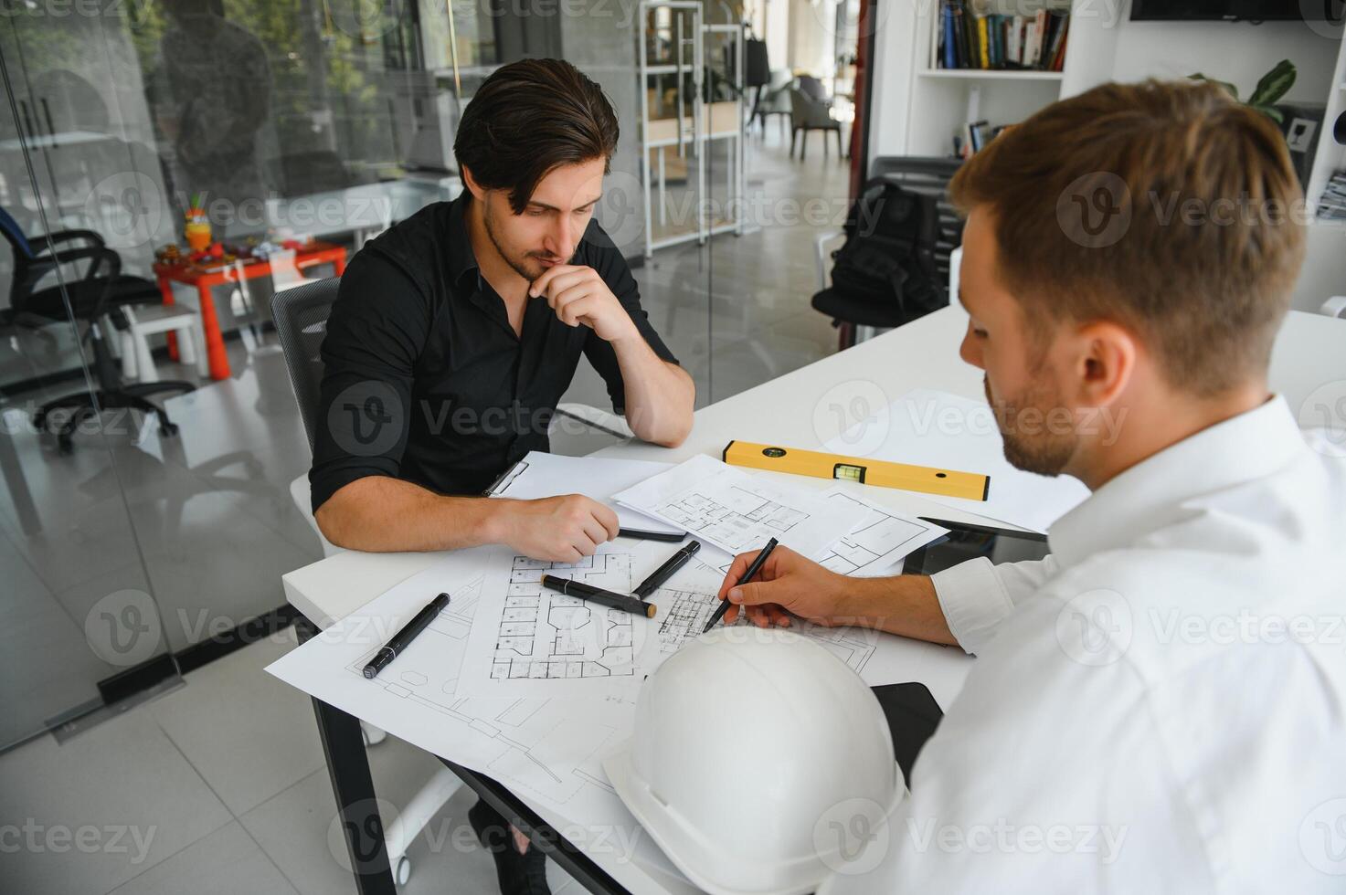 equipe do arquitetos pessoas dentro grupo em construção local Verifica documentos e o negócio fluxo de trabalho foto