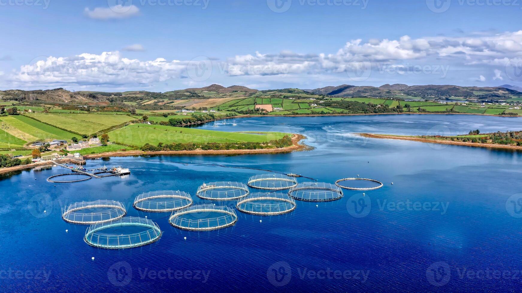 aéreo Visão do peixe Fazenda dentro município foto