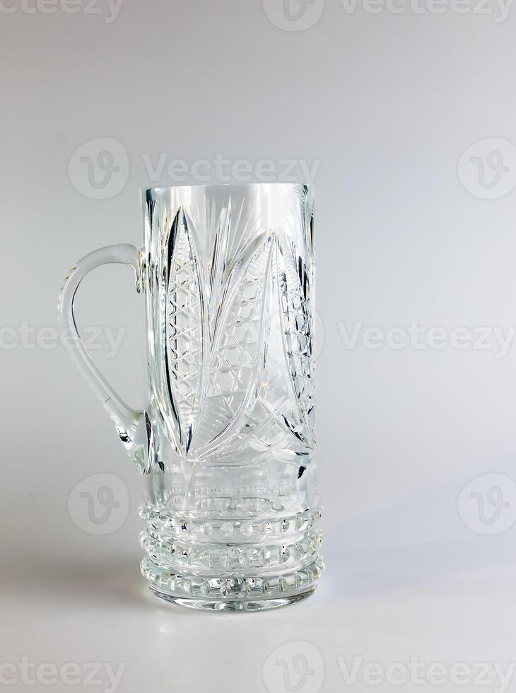 esvaziar Cerveja vidro em uma branco fundo. cristal Cerveja caneca. foto