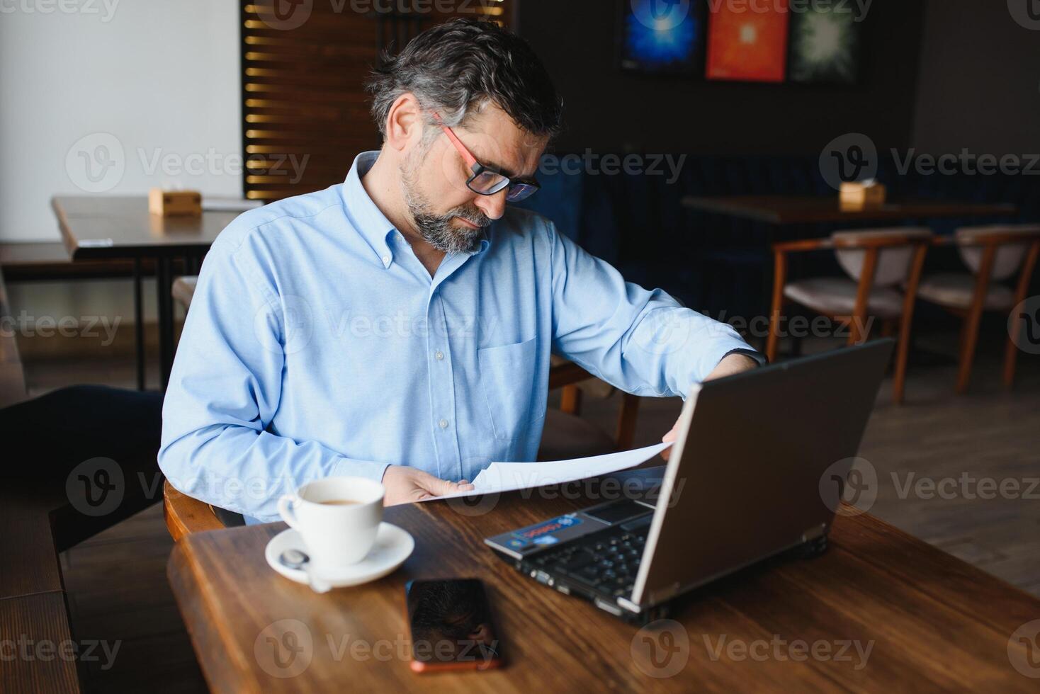 homem usando computador portátil dentro cafeteria Barra foto