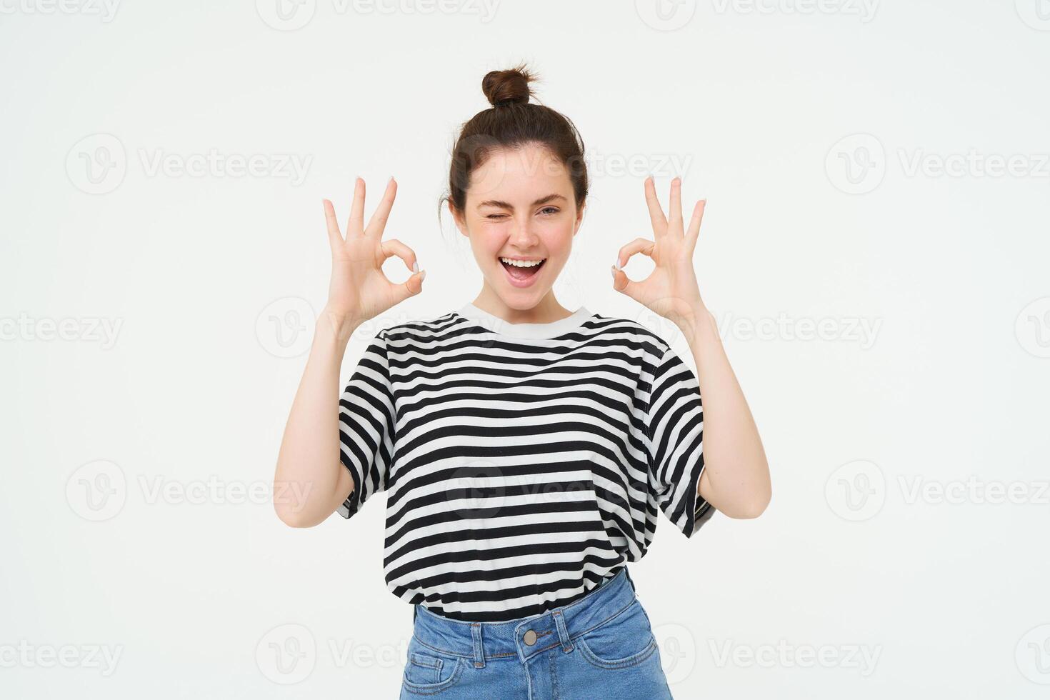 excelente escolha. sorridente à moda jovem mulher, mostrando OK, Está bem gesto, zero sinal, em pé sobre branco fundo foto