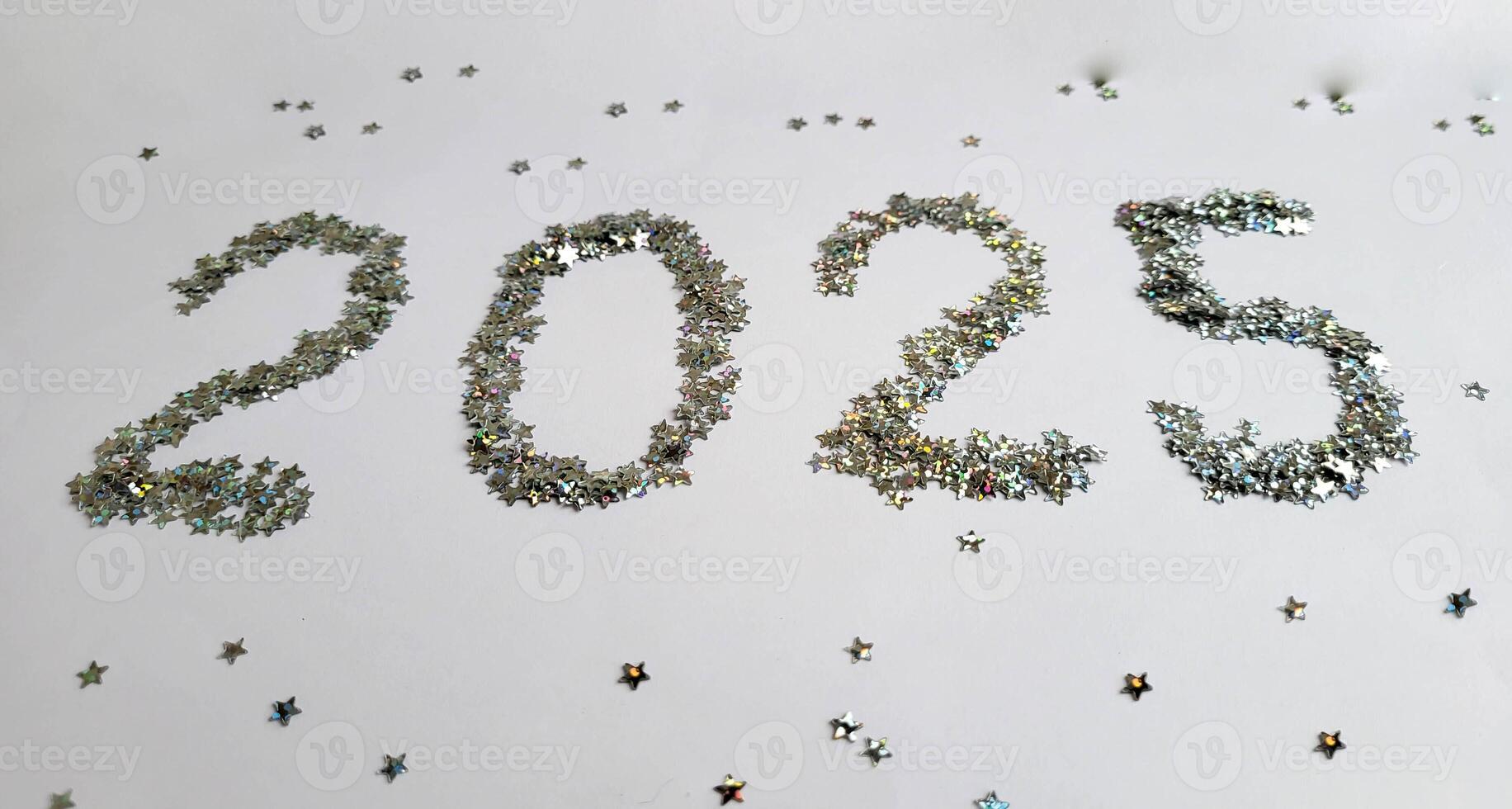 festivo fundo feliz Novo ano 2025. a figuras do 2025, fez do festivo espumante estrelas em uma branco fundo foto