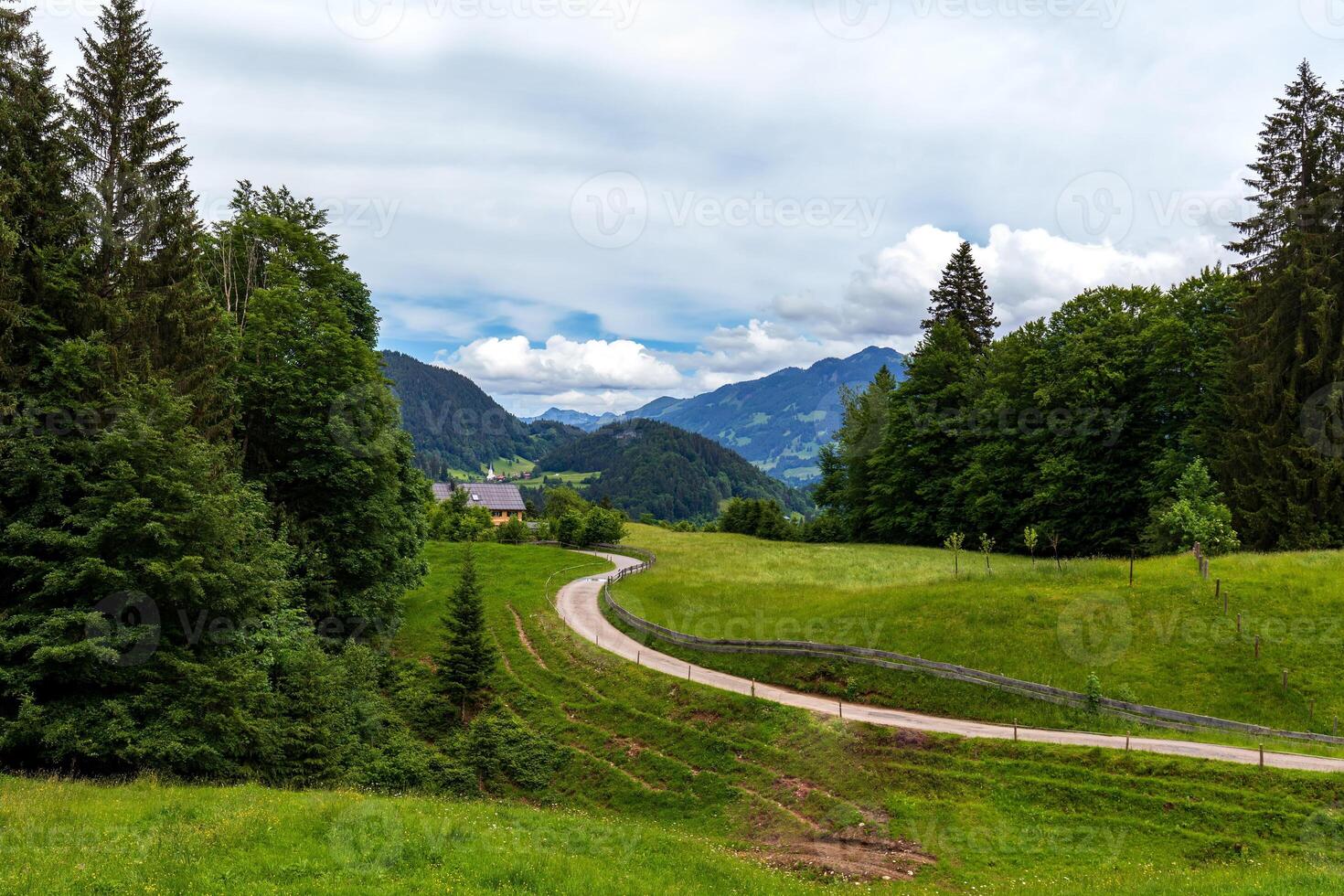 montanha panorama. cênico Visão do uma montanha colinas e montanha estrada foto