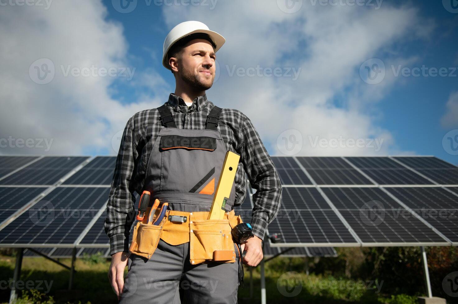 especialista é inspecionando qualidade do uma solar baterias. trabalhador dentro uniforme e capacete com equipamento. ecologia poder conservação conceito. foto