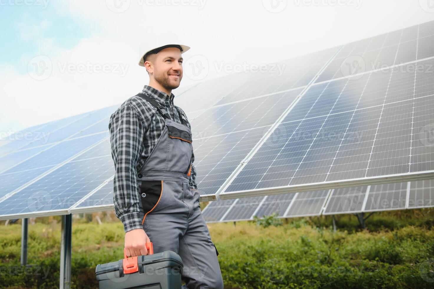 especialista é inspecionando qualidade do uma solar baterias. trabalhador dentro uniforme e capacete com equipamento. ecologia poder conservação conceito. foto