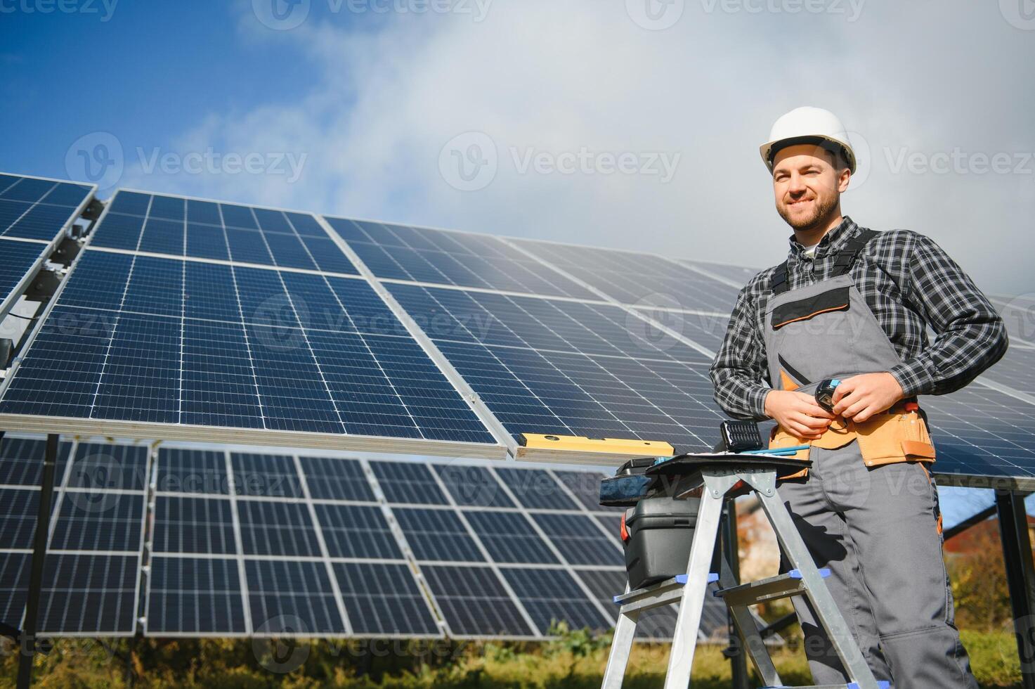 masculino trabalhador dentro uniforme ao ar livre com solar pilhas às ensolarado dia. foto