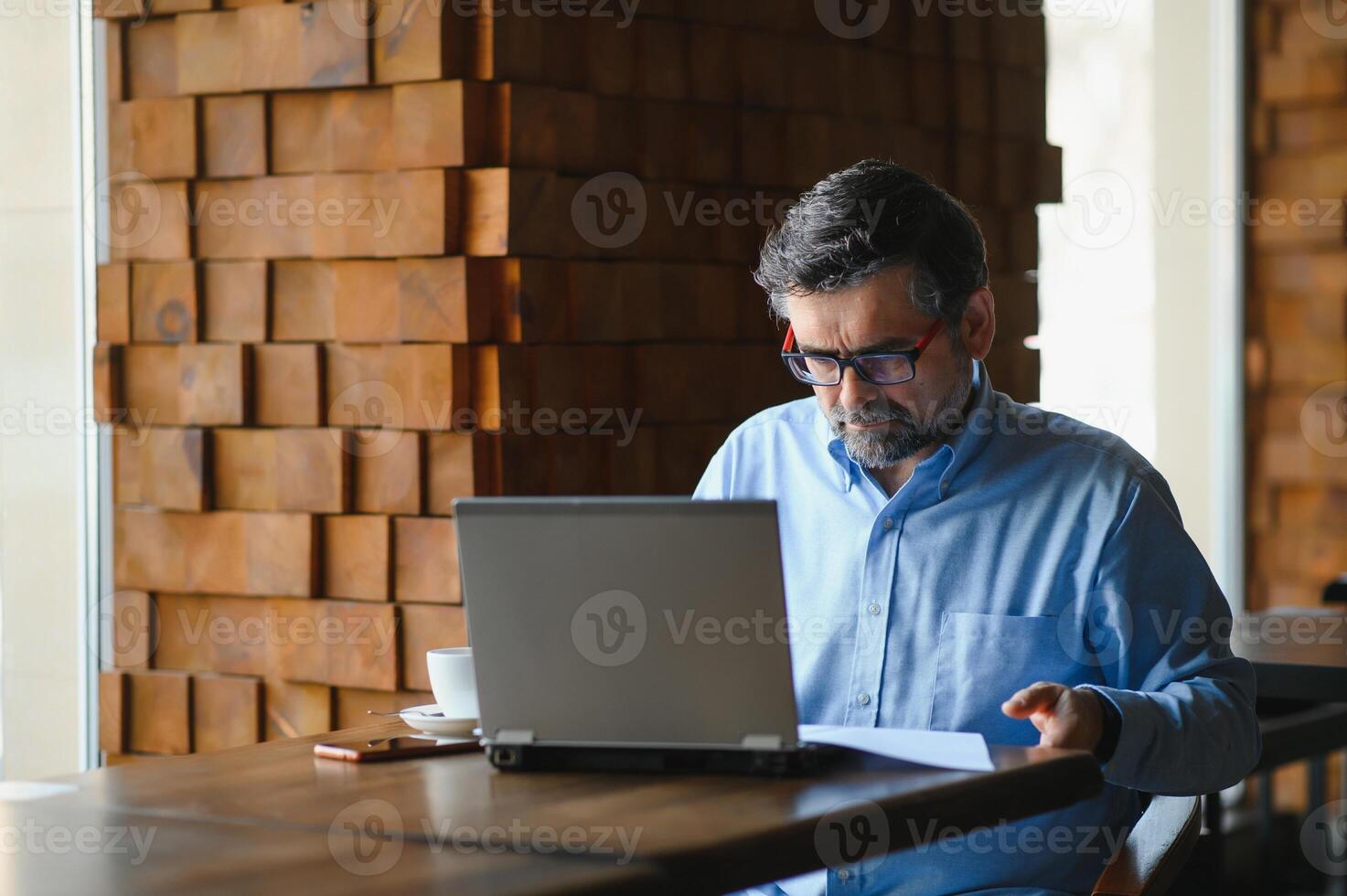 homem usando computador portátil dentro cafeteria Barra foto