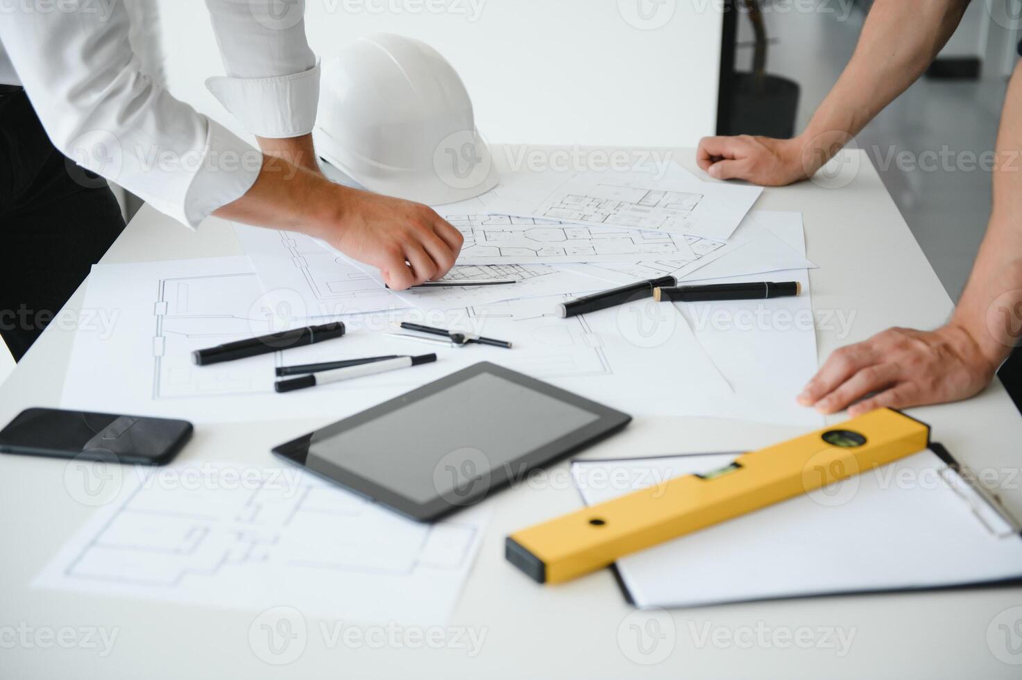 engenheiros estão ajudando a projetar o trabalho em plantas e colaborar na análise estrutural dos tipos de projeto. foto