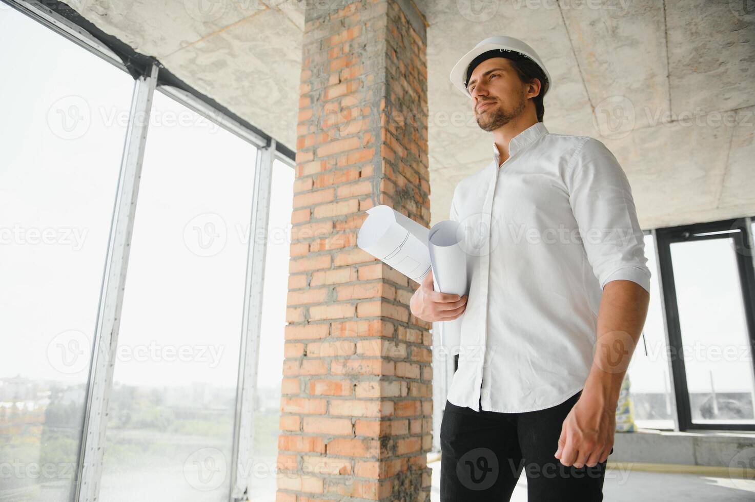 o negócio arquiteto homem vestindo capacete de segurança em pé do uma construção projeto foto