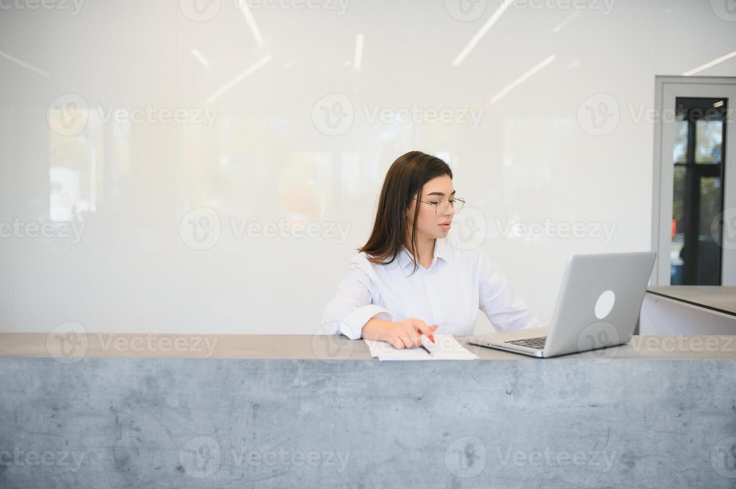 amigáveis jovem mulher atrás a recepção escrivaninha administrador foto