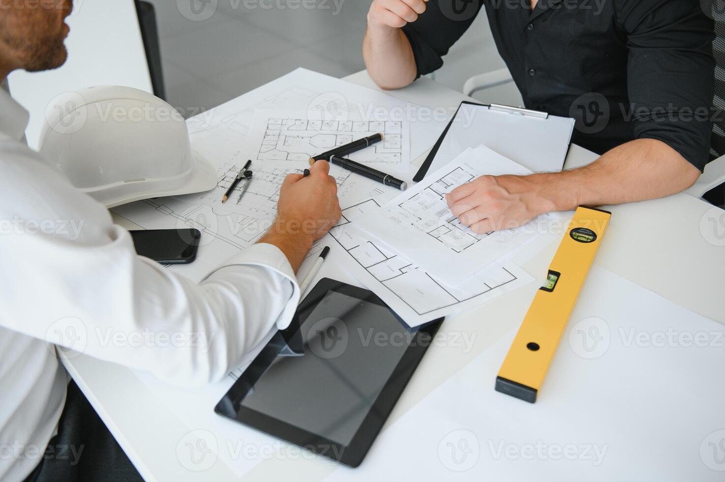 engenheiros estão ajudando a projetar o trabalho em plantas e colaborar na análise estrutural dos tipos de projeto. foto