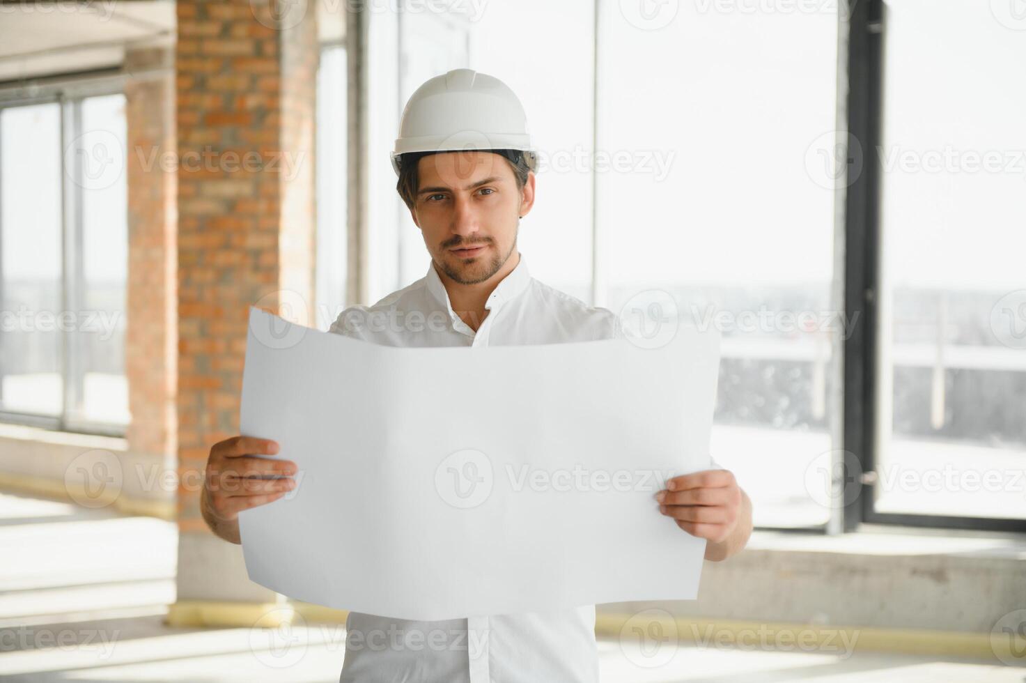 retrato do a arquiteto construtor estudando disposição plano do a quartos, sério Civil engenheiro trabalhando com documentos em construção site, construção e casa renovação, profissional capataz às trabalhar. foto