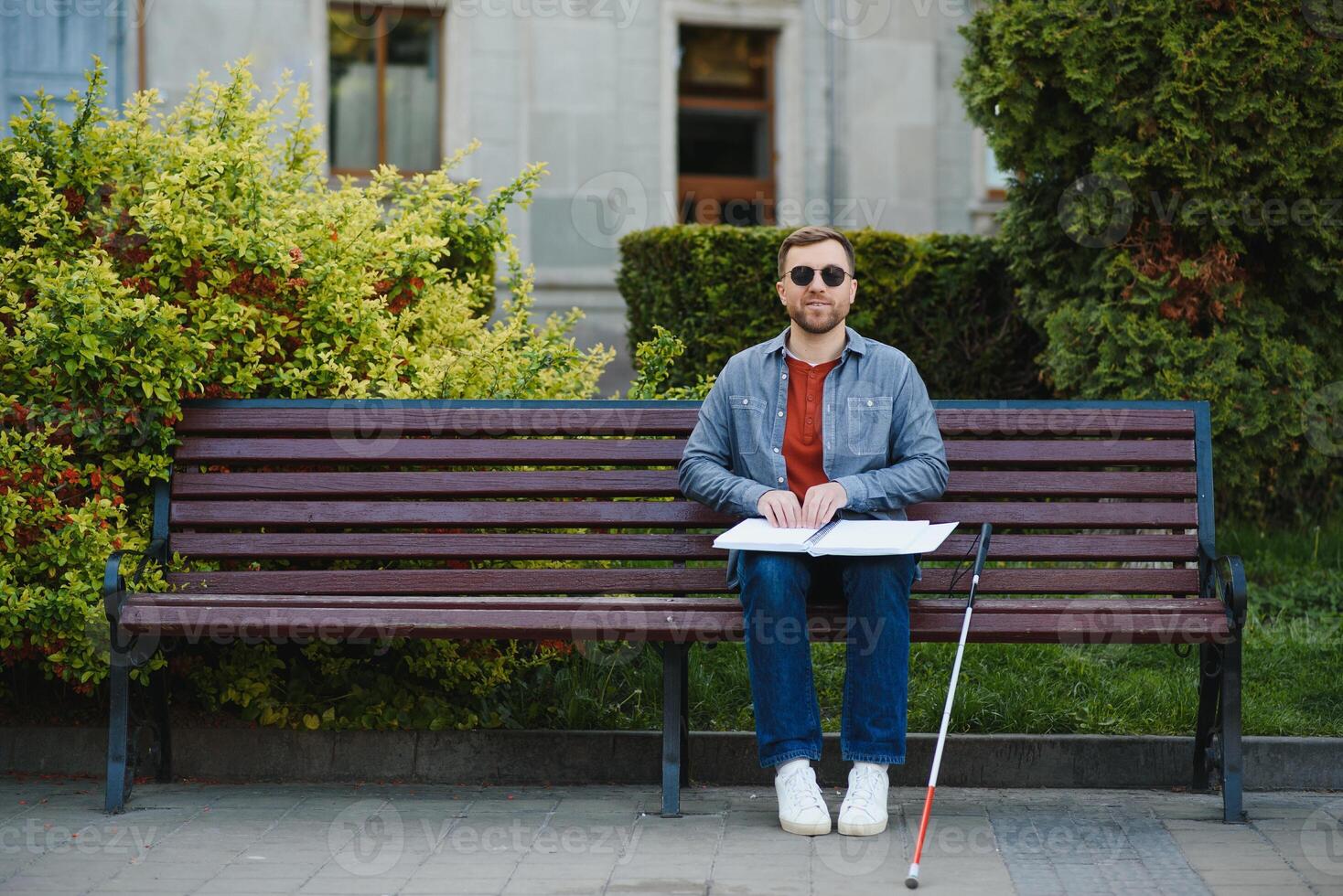 cego homem lendo de tocante braille livro foto