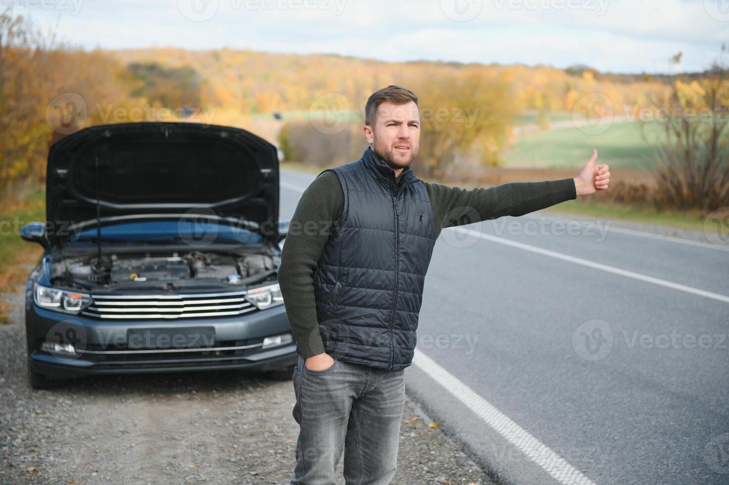 uma homem sentir estresse Porque dele carro é quebrado baixa foto