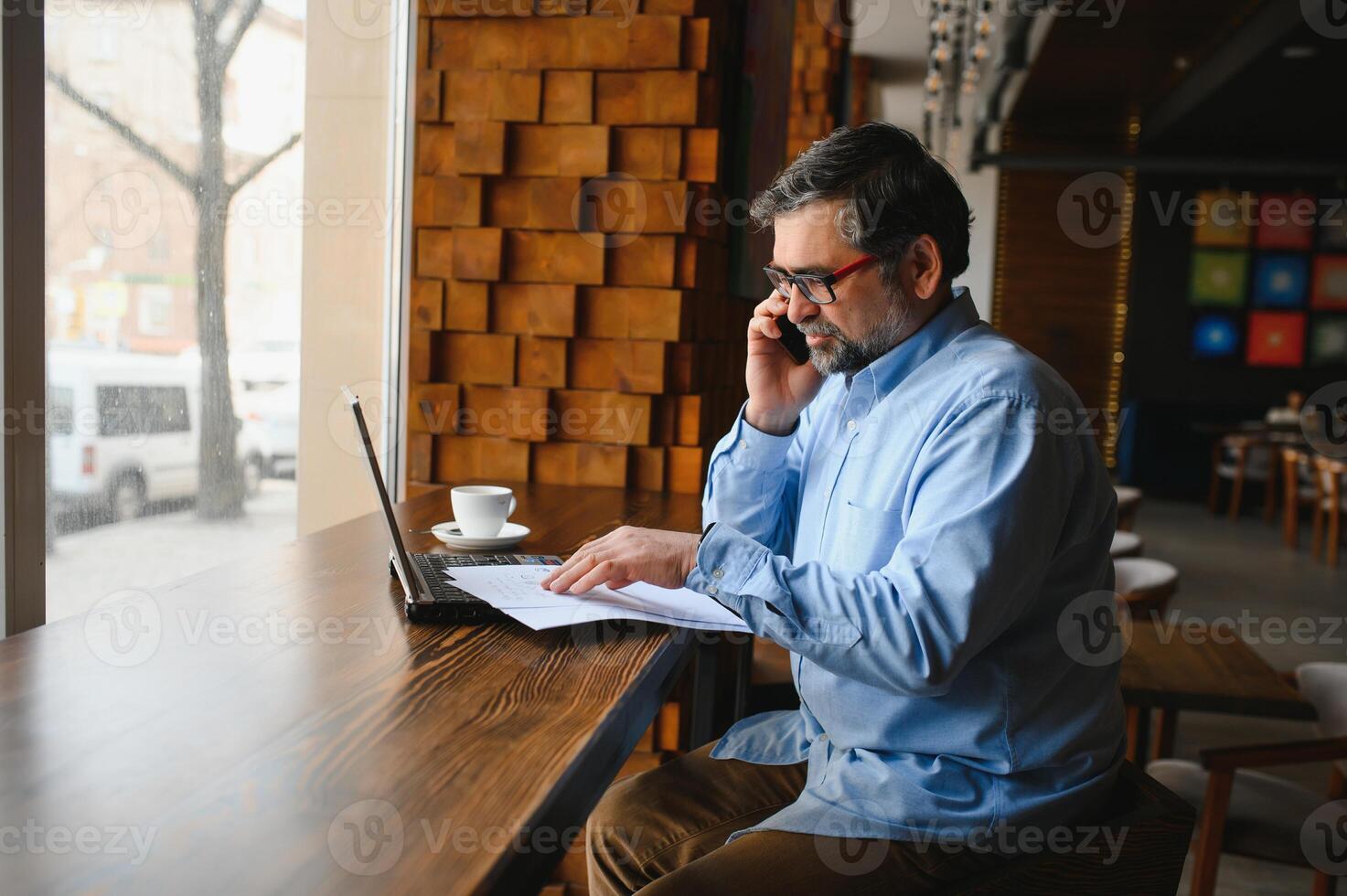 homem usando computador portátil dentro cafeteria Barra foto