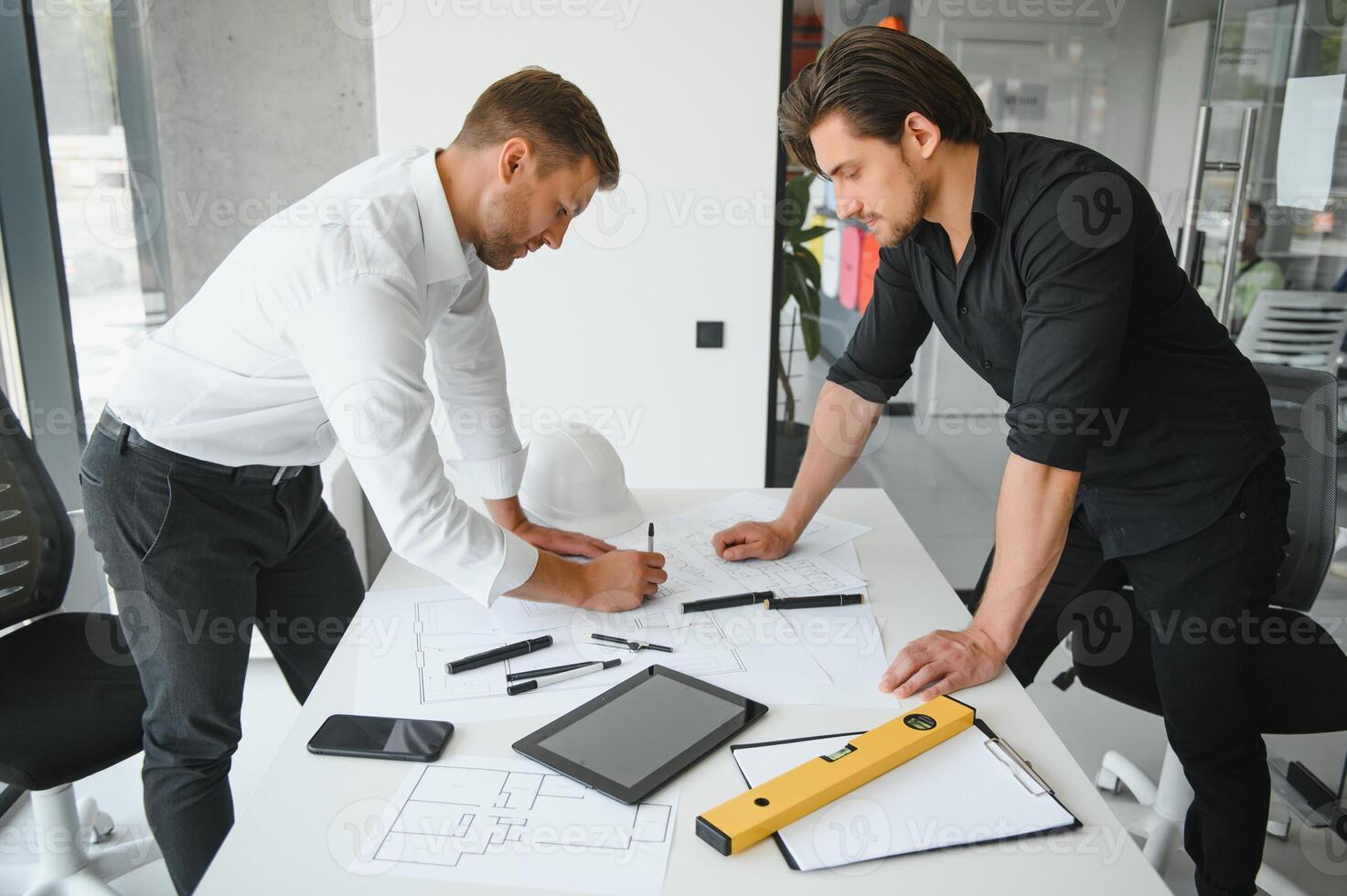 engenheiro ou arquiteto trabalho em equipe trabalhando em construção projeto com construção modelo e projeto dentro escritório. construção conceito. foto