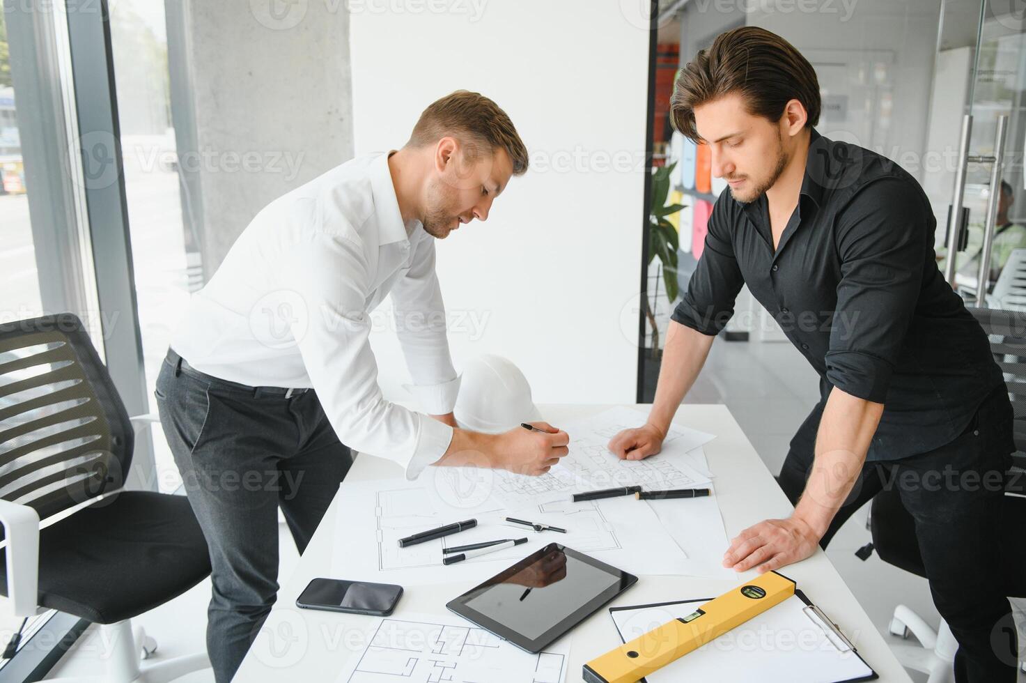 engenheiro ou arquiteto trabalho em equipe trabalhando em construção projeto com construção modelo e projeto dentro escritório. construção conceito. foto