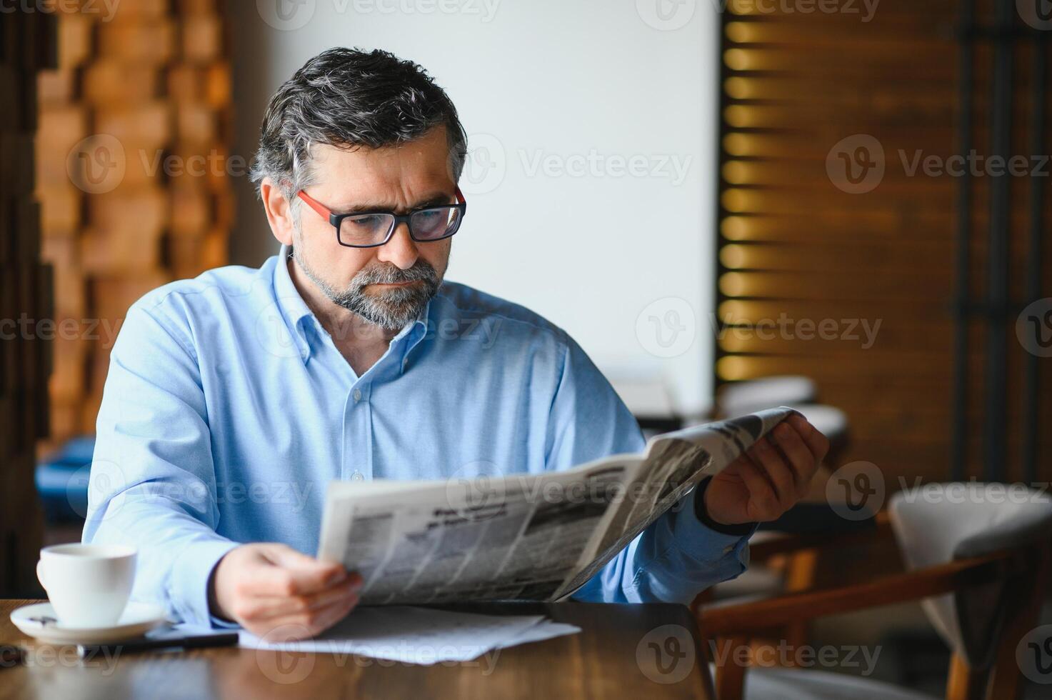 café pausa. homem bebendo café e lendo jornal dentro cafeteria Barra foto