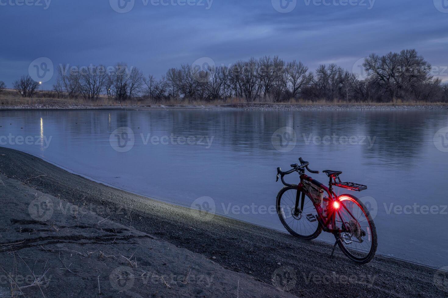 cascalho bicicleta em uma costa do uma congeladas lago, inverno crepúsculo dentro norte Colorado foto