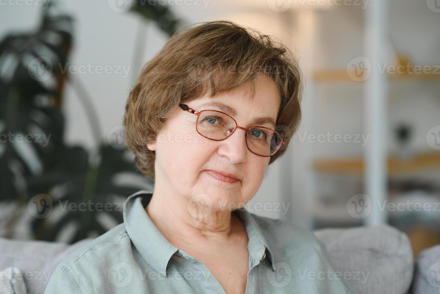 retrato do uma sorridente idosos mulher. foto