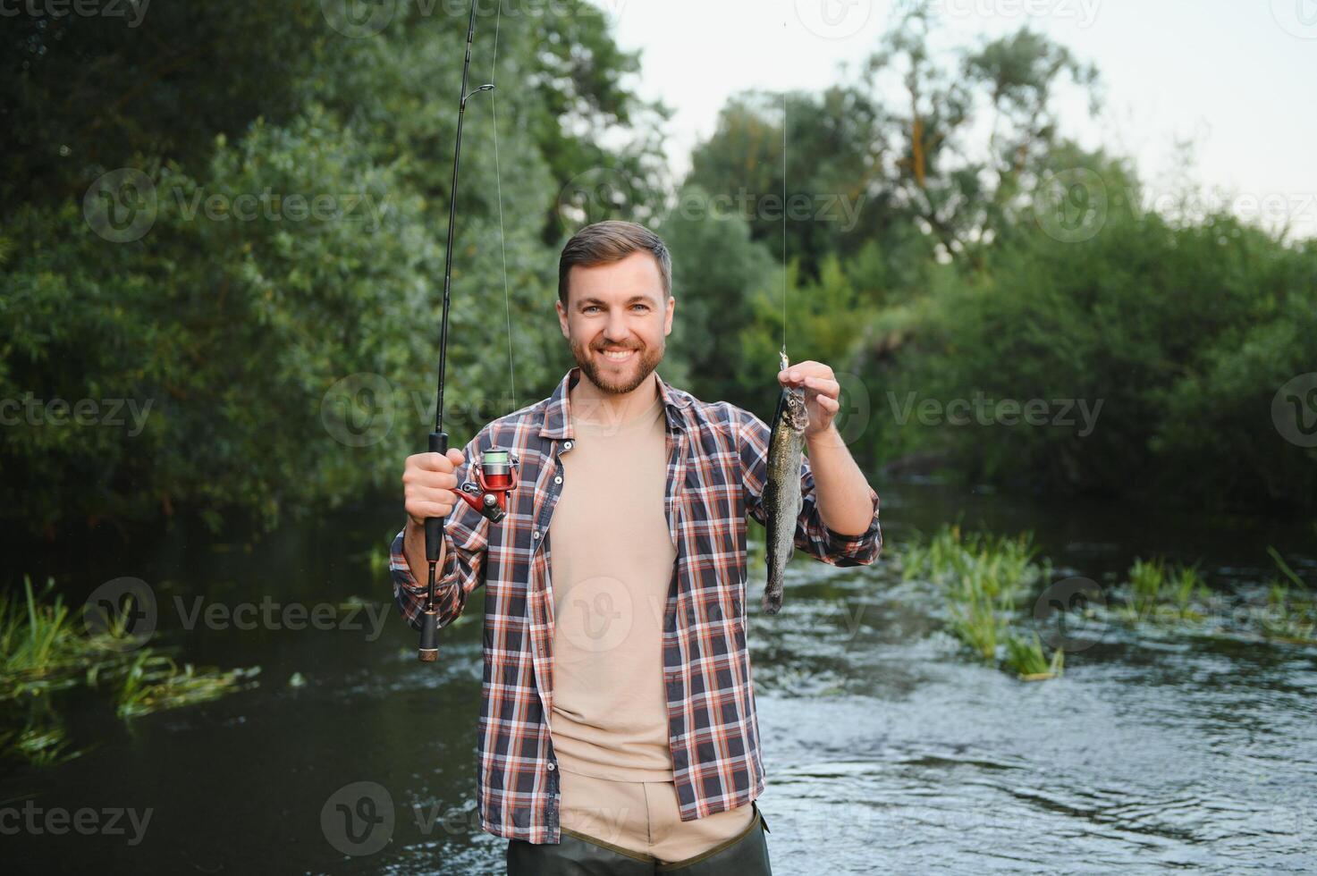 pescador Caçando trutas dentro montanha rio. pescaria internet detalhe. foto