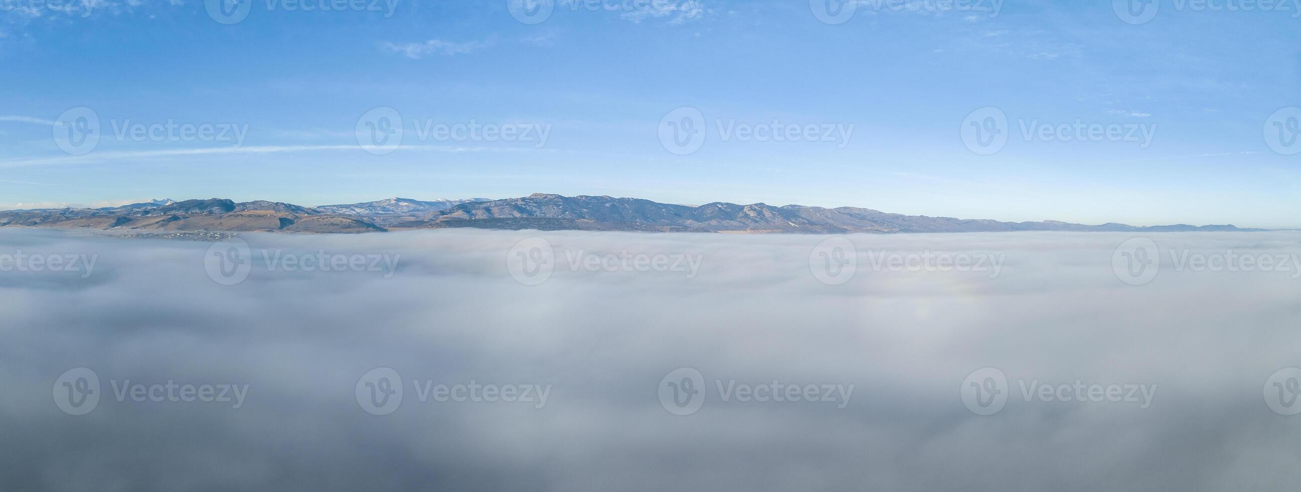 denso névoa cobertura sopé do norte Colorado foto