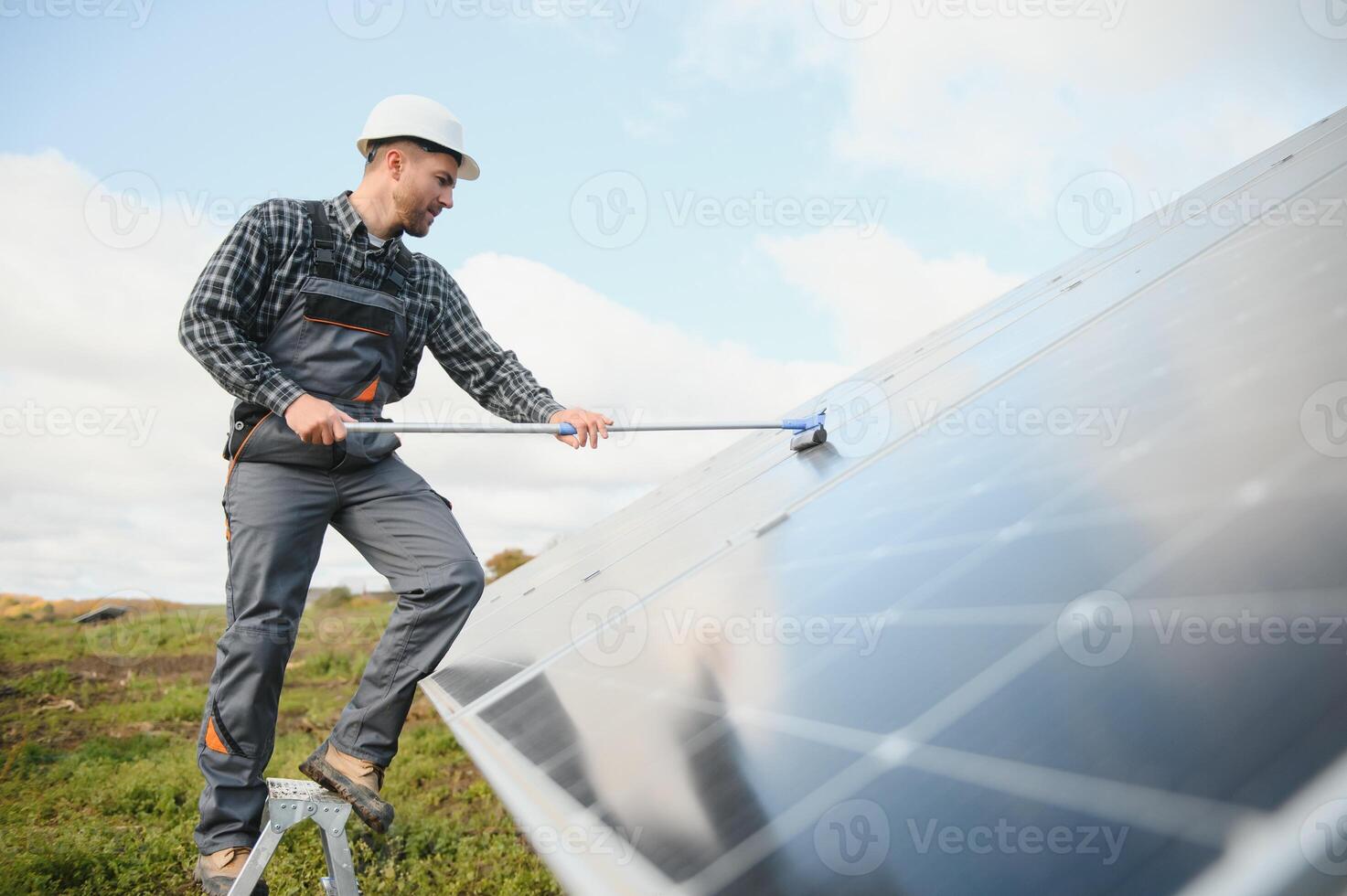 uma trabalhador limpeza poeira e sujeira Formato solar painéis. foto