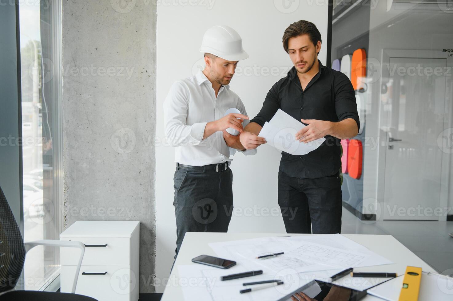 engenheiro ou arquiteto trabalho em equipe trabalhando em construção projeto com construção modelo e projeto dentro escritório. construção conceito. foto