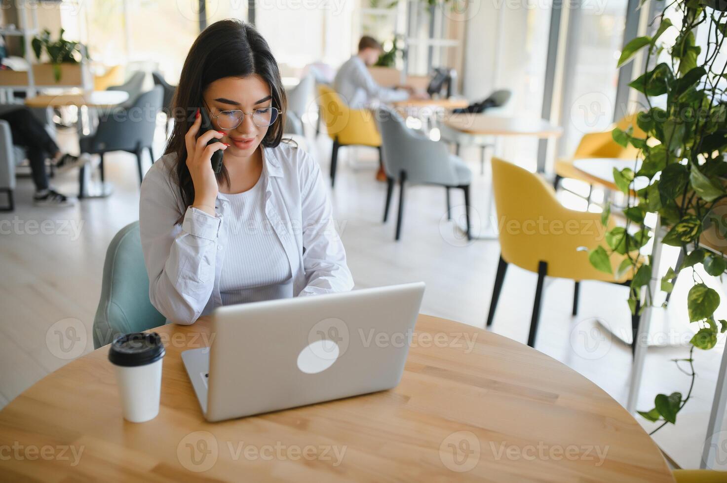 hipster menina usar computador portátil enorme loft estúdio.aluno pesquisando processo trabalho.jovem o negócio mulher trabalhando criativo comece moderno escritório.analisar mercado estoque, novo estratégia foto