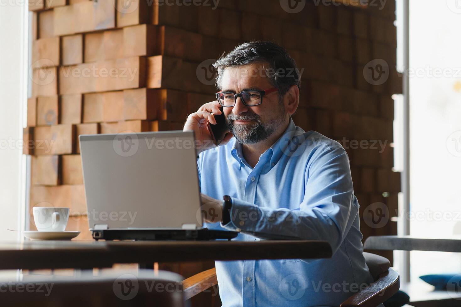 homem usando computador portátil dentro cafeteria Barra foto