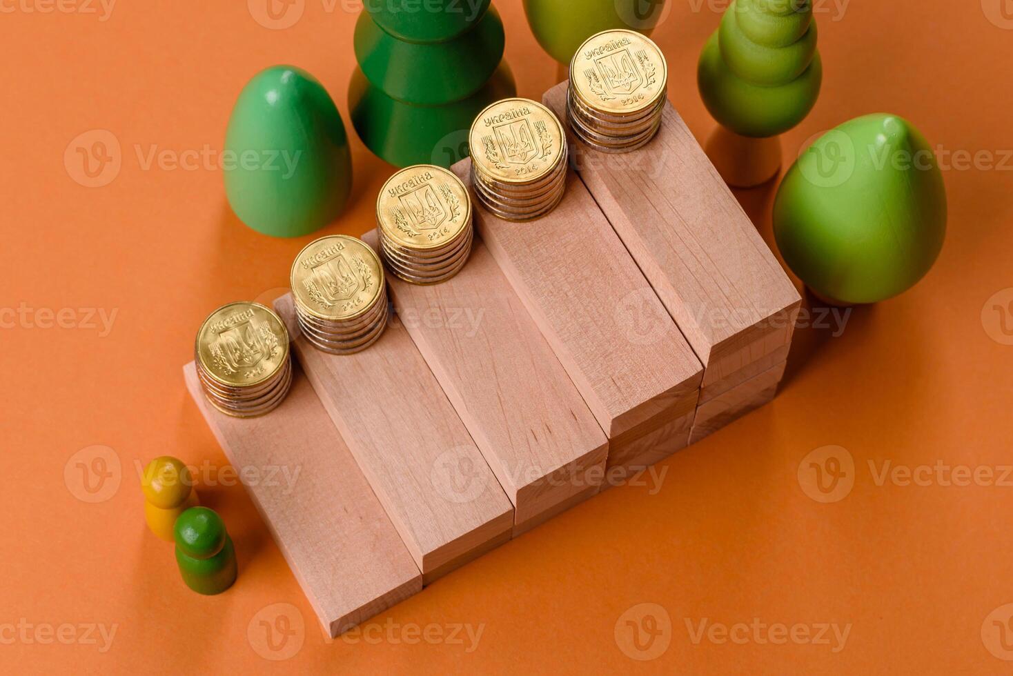 conceptual composição do de madeira passos com moedas, modelo do uma casa foto