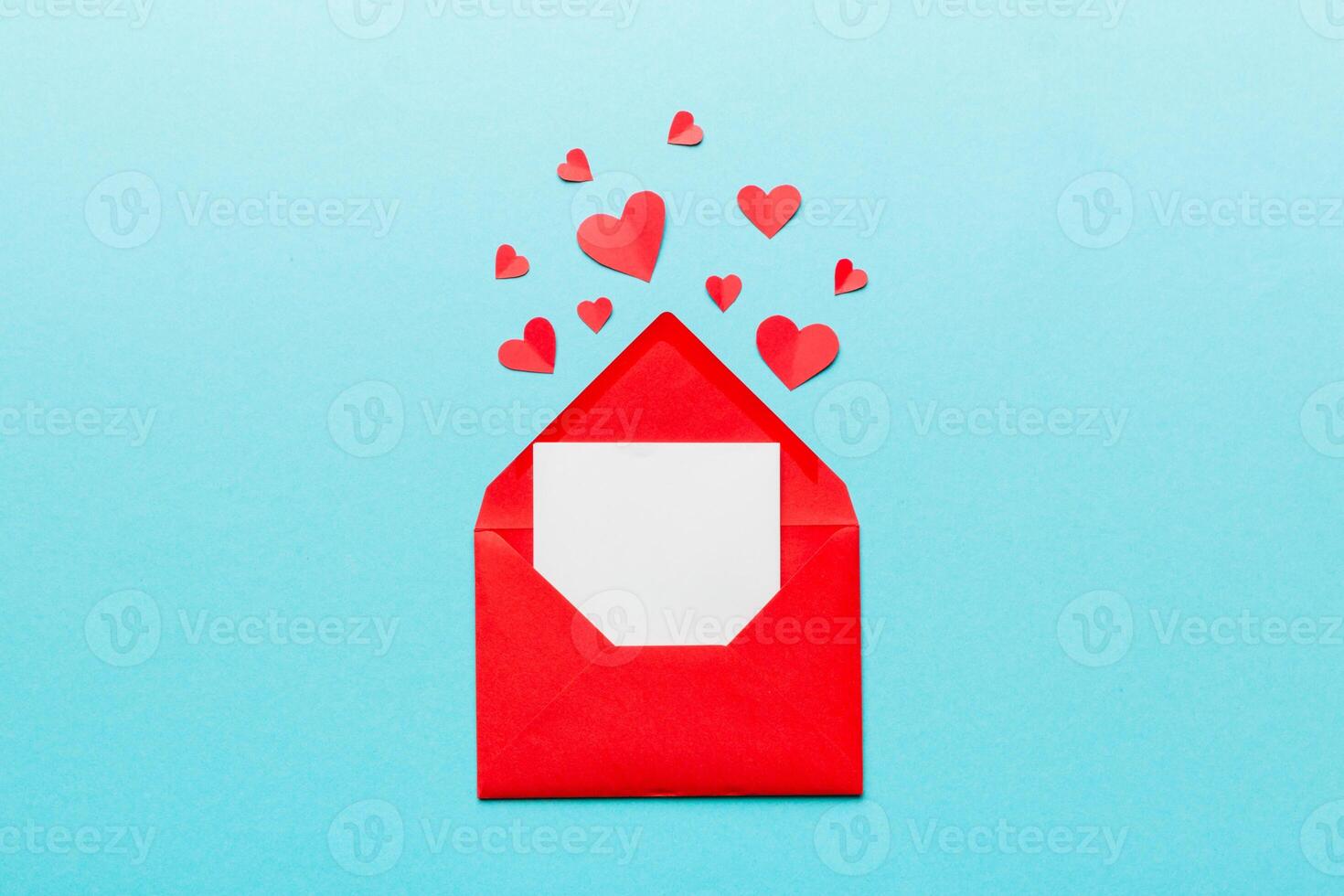 vermelho papel envelope com esvaziar branco cartão e coração em colori fundo. topo Visão dia dos namorados dia conceito foto