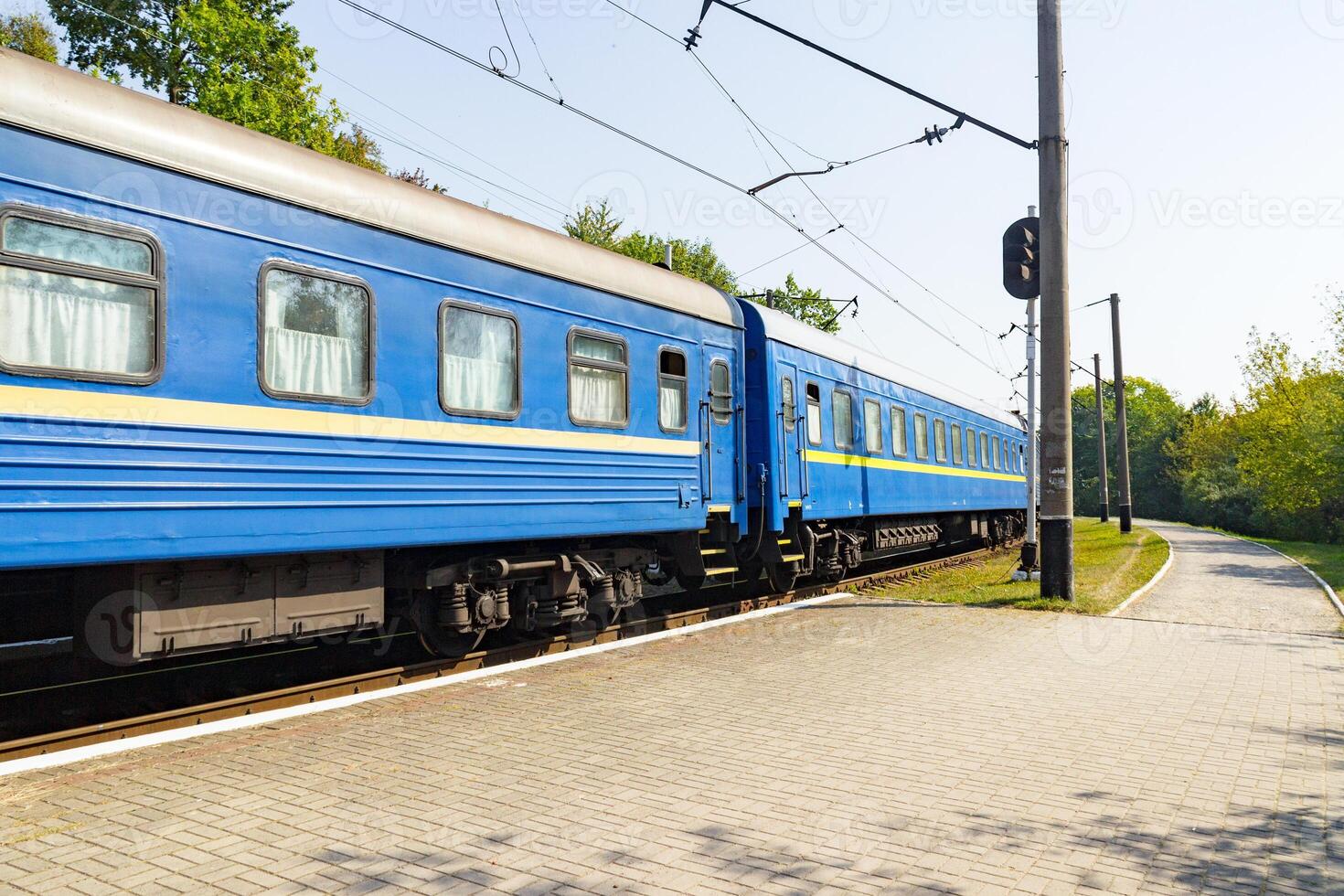 velho azul trem é deixando a platfrom às a estrada de ferro estação foto