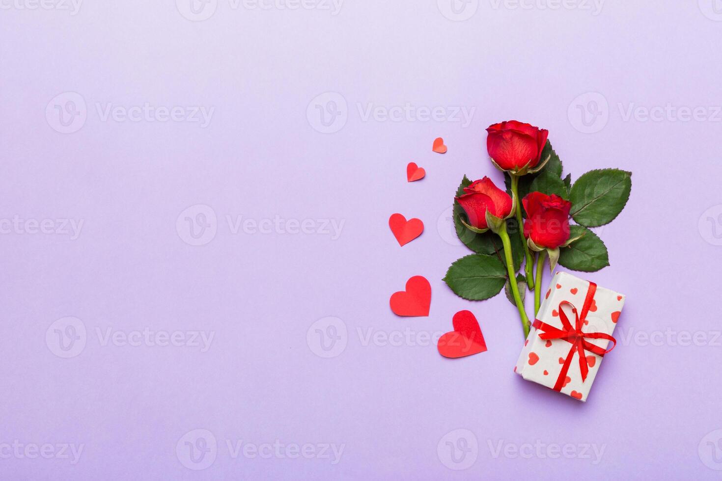 dia dos namorados dia composição com rosa flor, vermelho coração e presente caixas em mesa. mãe dia e aniversário saudações, cópia de espaço, topo Visão foto