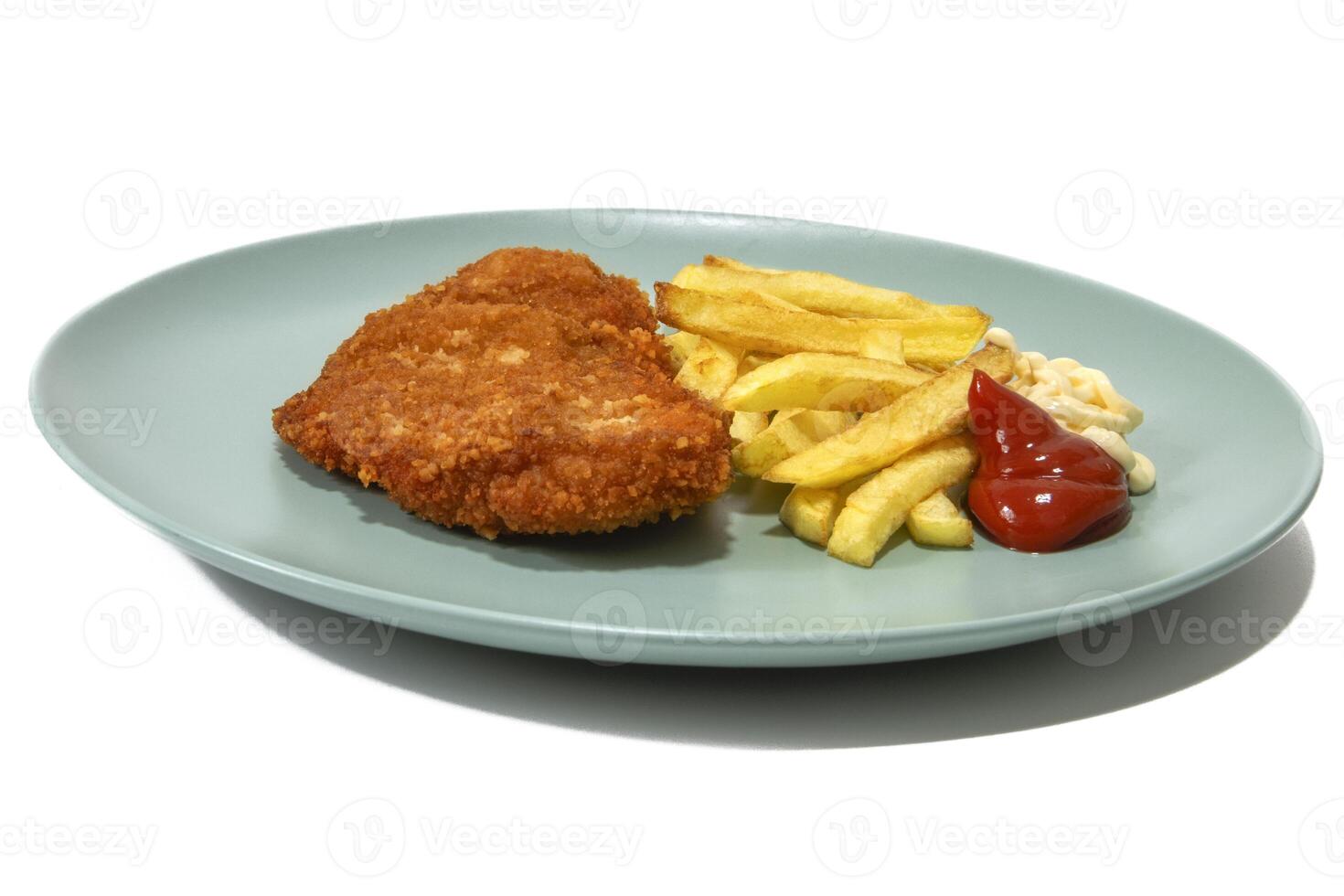 panado bife com francês fritas, coberto com ketchup e maionese, servido em uma turquesa placa. isolado em uma branco fundo. foto