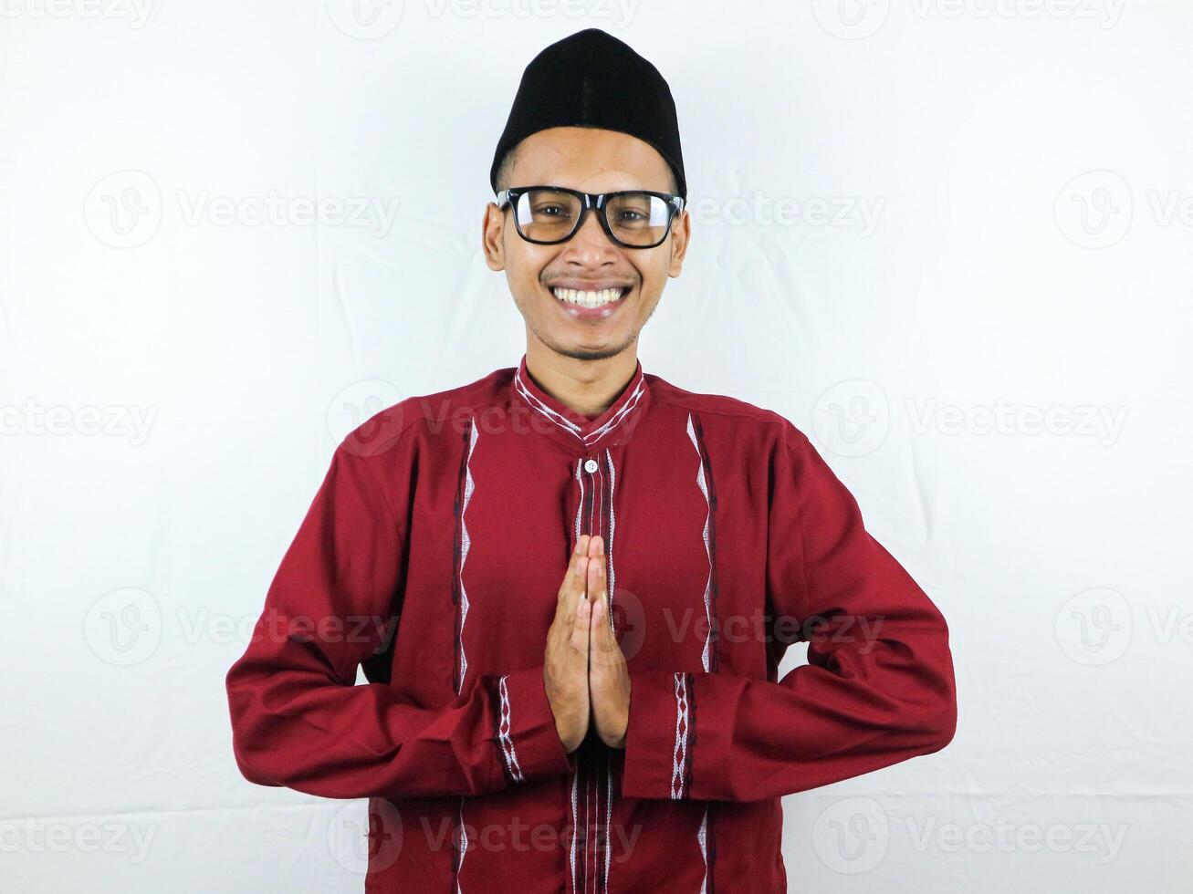 ásia muçulmano homem vestindo óculos sorridente para dar cumprimento durante Ramadã e eid al fitr celebração sobre branco fundo foto