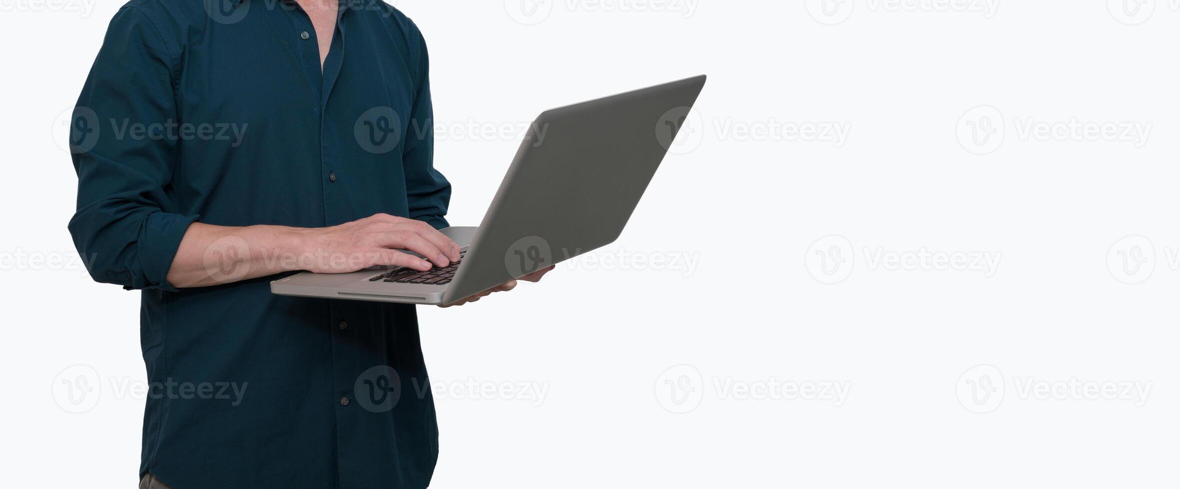homem de negocios usando computador computador portátil em branco fundo foto
