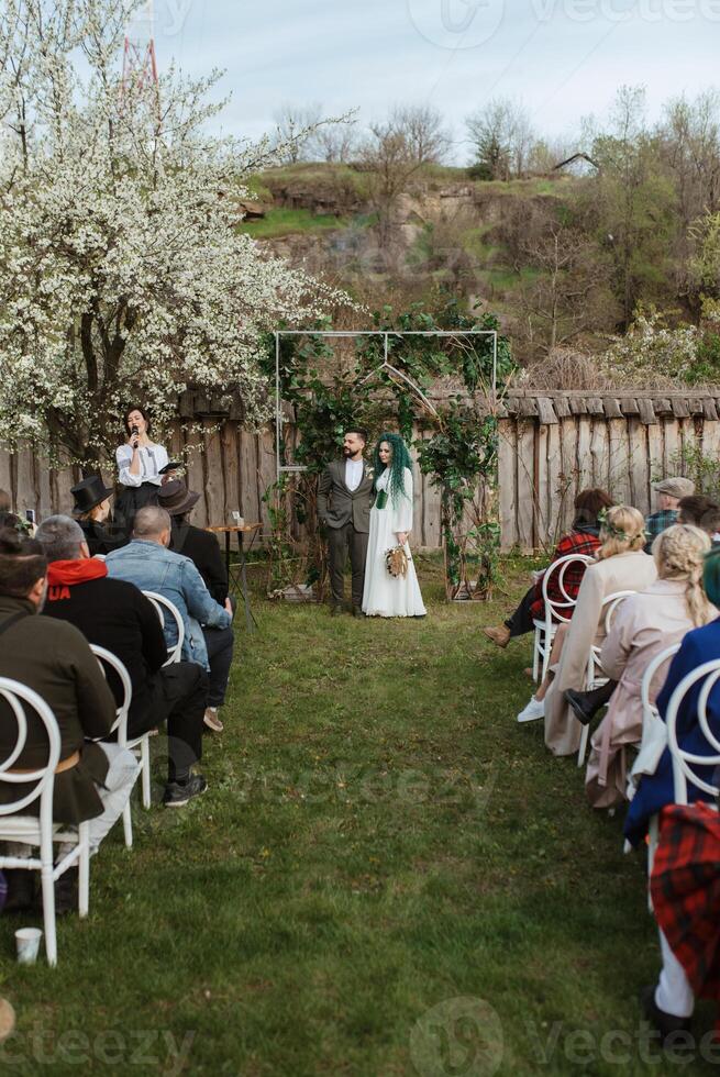 Casamento cerimônia do a recém-casados dentro uma país chalé foto