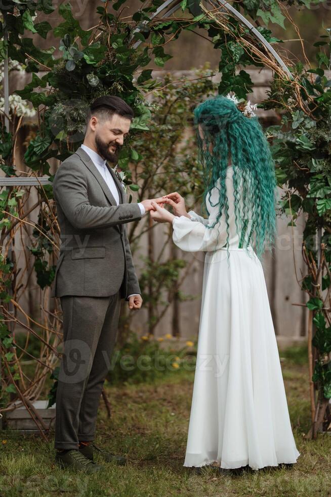 Casamento cerimônia do a recém-casados dentro uma país chalé foto