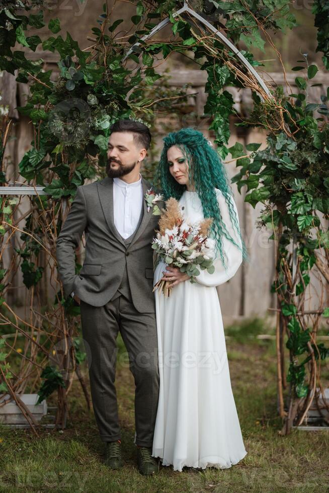 Casamento cerimônia do a recém-casados dentro uma país chalé foto