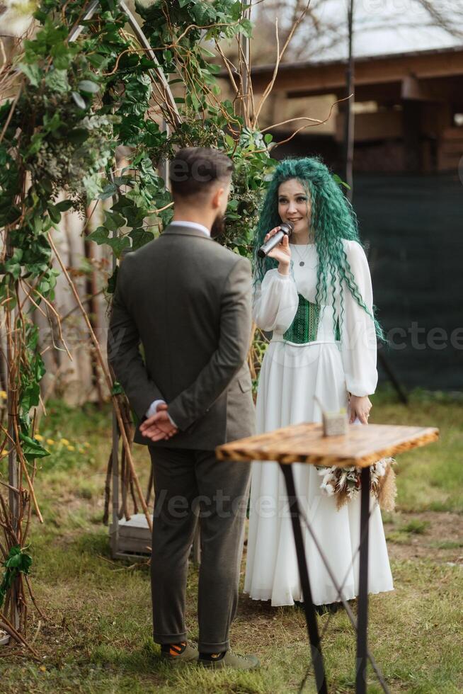 Casamento cerimônia do a recém-casados dentro uma país chalé foto