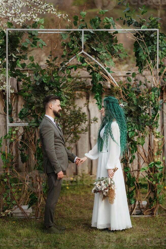 Casamento cerimônia do a recém-casados dentro uma país chalé foto