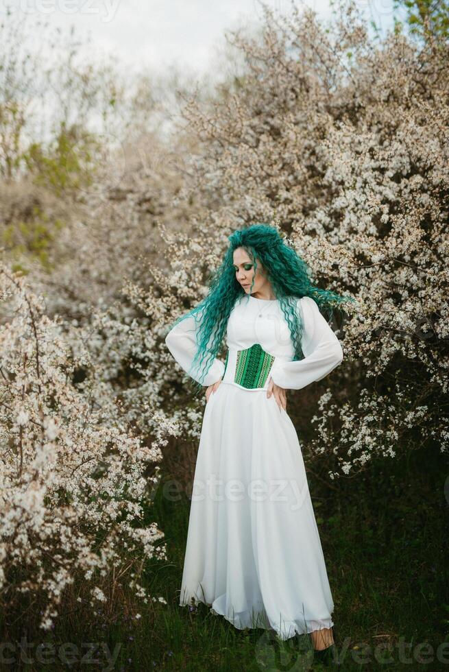 jovem menina noiva com verde cabelo dentro uma nacional vestir foto