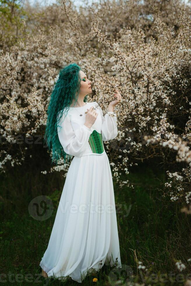 jovem menina noiva com verde cabelo dentro uma nacional vestir foto