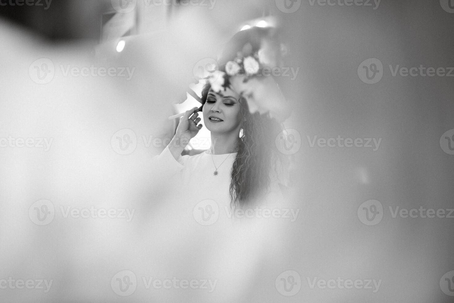 retrato do uma noiva com verde encaracolado cabelo dentro a beleza quarto foto